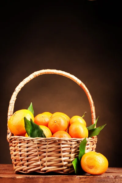 Tangerines με αφήνει σε ένα όμορφο καλάθι στο ξύλινο τραπέζι για καφέ backg — Φωτογραφία Αρχείου