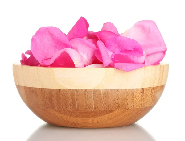 Mooie roze roze bloemblaadjes in houten kom geïsoleerd op wit — Stockfoto