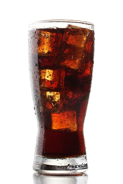 Glas cola met ijs geïsoleerd op wit — Stockfoto