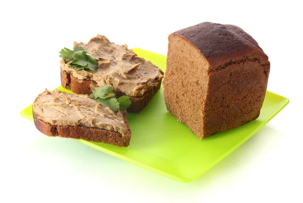 Свіжий паштет на хлібі на зеленій тарілці ізольовані на білому — стокове фото