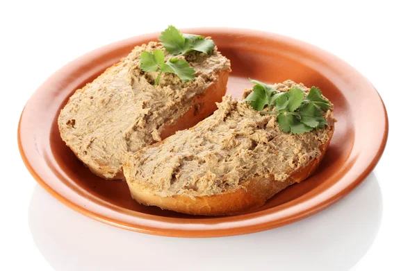 Свежий паштет на хлеб на коричневой тарелке изолирован на белом — стоковое фото