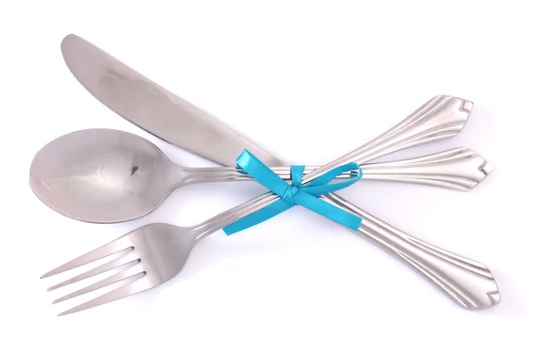 银叉子和勺子，刀与孤立白底蓝色丝带绑 — 图库照片