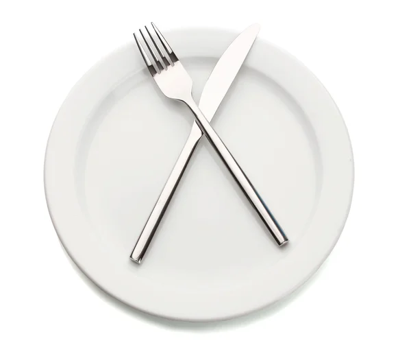 Piatto bianco vuoto con forchetta e coltello isolato su bianco — Foto Stock