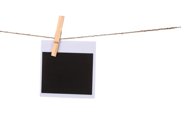 Fotoğraf kağıdı üzerine beyaz izole clothesline üzerinde asılı — Stok fotoğraf