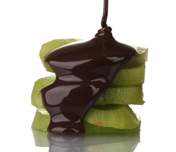 In Scheiben geschnittene reife Kiwi mit Schokolade isoliert auf weiß — Stockfoto
