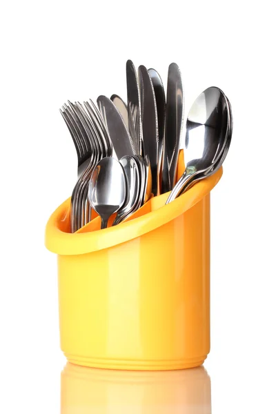 Кухонні столові прибори, ножі, вилки та ложки в жовтій підставці ізольовані на білому — стокове фото