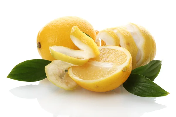 Спелые лимоны с листьями, изолированными на белом — стоковое фото