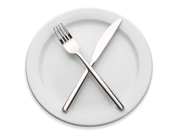 Witte lege plaat met vork en mes geïsoleerd op wit — Stockfoto