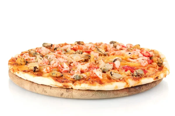 Ízletes pizza a tenger gyümölcsei, elszigetelt fehér fa állványon — Stock Fotó