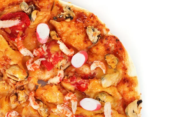 Deliciosa pizza con mariscos aislados en blanco — Foto de Stock