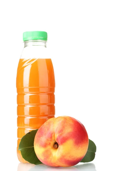 Sumo de pêssego em garrafa e nectarina isolado em branco — Fotografia de Stock