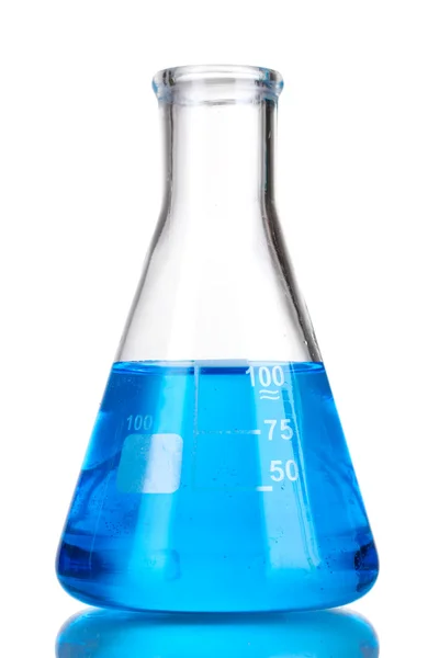 Reageerbuis met blauwe vloeistof geïsoleerd op wit — Stockfoto