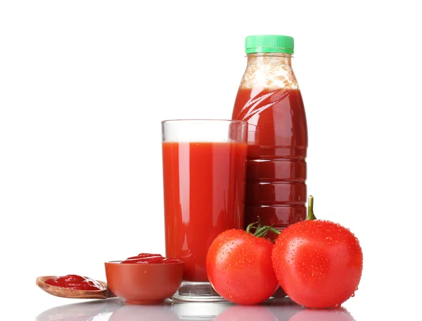 Tomatensaft im Glas, Flasche und Tomate isoliert auf weiß — Stockfoto