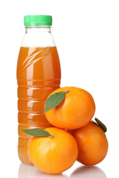 Mandarinky a šťávy láhev izolované na bílém — Stock fotografie