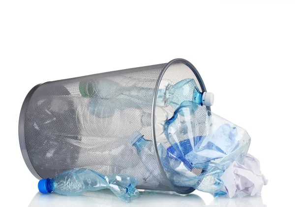 Fém szemétkosárban műanyag palackok és elszigetelt fehér papír — Stock Fotó