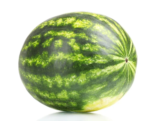 Reife gestreifte Wassermelone isoliert auf weiß — Stockfoto