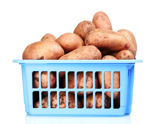 在隔离白底蓝色塑料盒土豆 — 图库照片