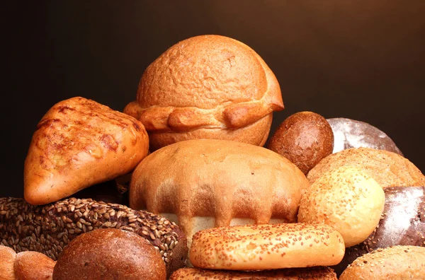Delizioso pane su tavolo di legno su sfondo marrone — Foto Stock