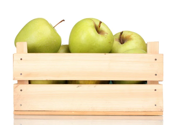 Succose mele verdi in una cassa di legno isolata su bianco — Foto Stock