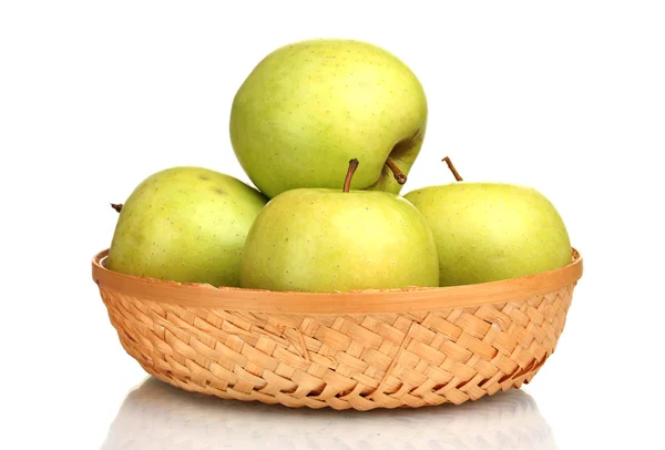 Saftige grüne Äpfel im Korb isoliert auf weiß — Stockfoto