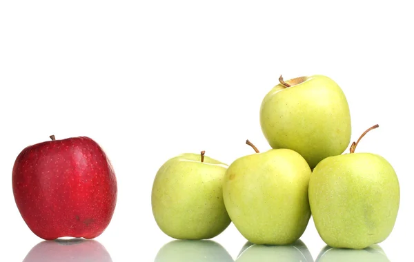 Saftige grüne und rote Äpfel isoliert auf weißen — Stockfoto