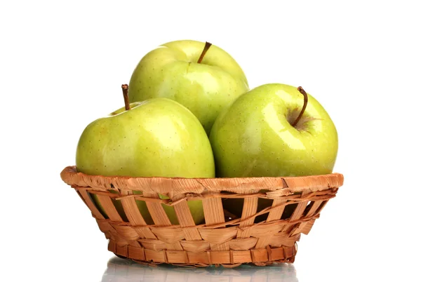 Saftige grüne Äpfel im Korb isoliert auf weiß — Stockfoto