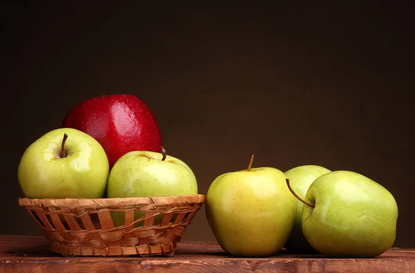 Kosár, fából készült tábla, barna háttér-szaftos édes alma — Stock Fotó