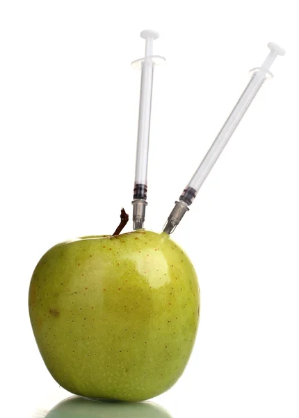 Зеленое яблоко и шприцы, изолированные на белом — стоковое фото