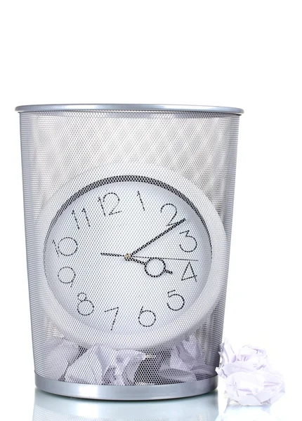 Настінний годинник у металевій сміттєвій коробці та папері ізольовані на білому — стокове фото