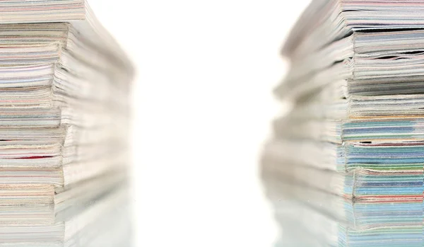 Dva stohy časopisů izolovaných na bílém — Stock fotografie