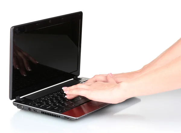 Yeni laptop ve kadının elleri üzerinde beyaz izole — Stok fotoğraf