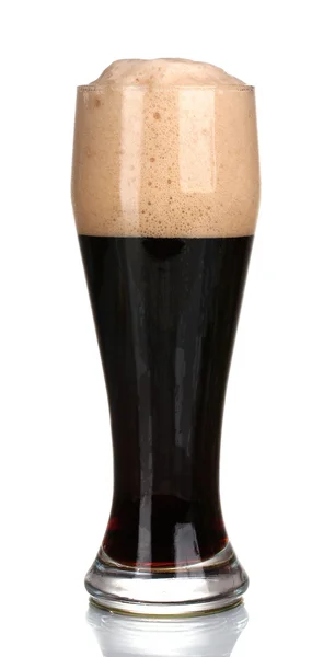 Mörkt öl hälls i ett glas isolerade på vit — Stockfoto