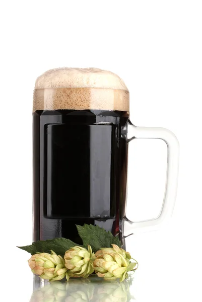 マグカップと白で隔離される緑のホップで暗いビール — ストック写真
