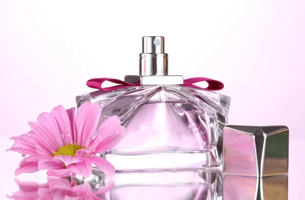 Perfume das mulheres em bela garrafa e flor isolada em branco — Fotografia de Stock
