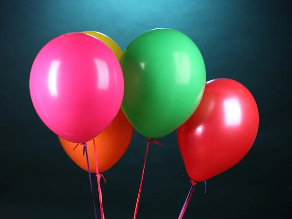 Ljusa ballonger på blå bakgrund — Stockfoto