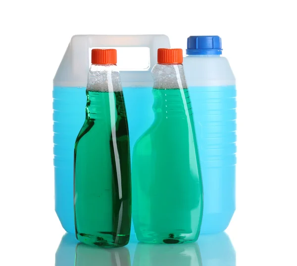Recipiente com frascos líquidos e detergentes isolados sobre branco — Fotografia de Stock