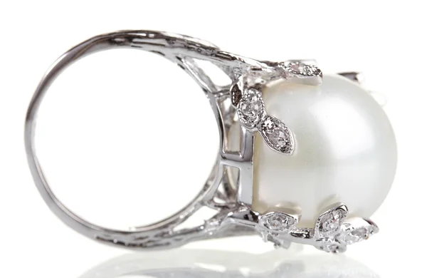Schöner Ring mit Perle isoliert auf weiß — Stockfoto