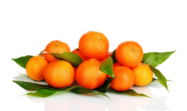 Rijp smakelijke mandarijnen met bladeren geïsoleerd op wit — Stockfoto