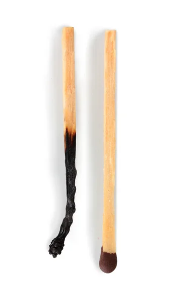 Fósforo queimado e fósforo inteiro isolado no branco — Fotografia de Stock