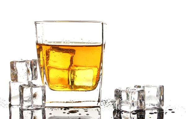 Üveg whisky és jég elszigetelt fehér — Stock Fotó