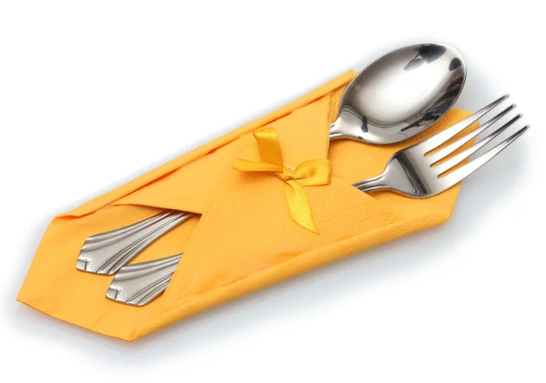Forchetta e cucchiaio in un panno giallo con un fiocco isolato su bianco — Foto Stock