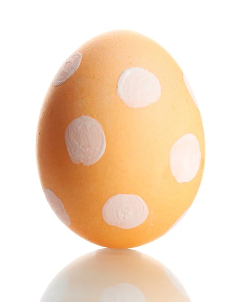 Beyaz nokta üzerinde beyaz izole sarı Paskalya yortusu yumurta — Stok fotoğraf