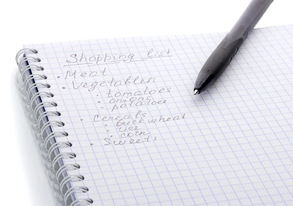 Список покупок и ручка изолированы на белом — стоковое фото