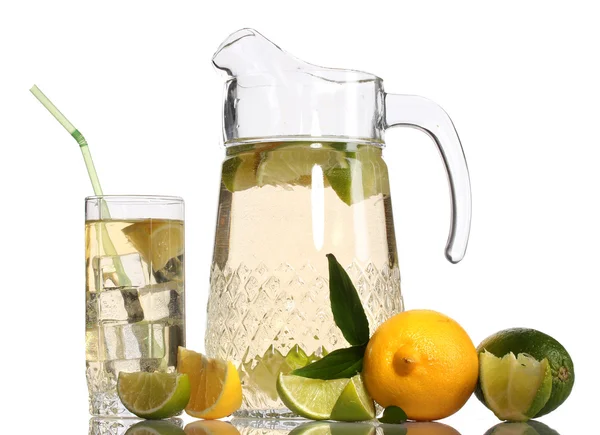 Kancsó és pohár limonádé és citrom elszigetelt fehér — Stock Fotó