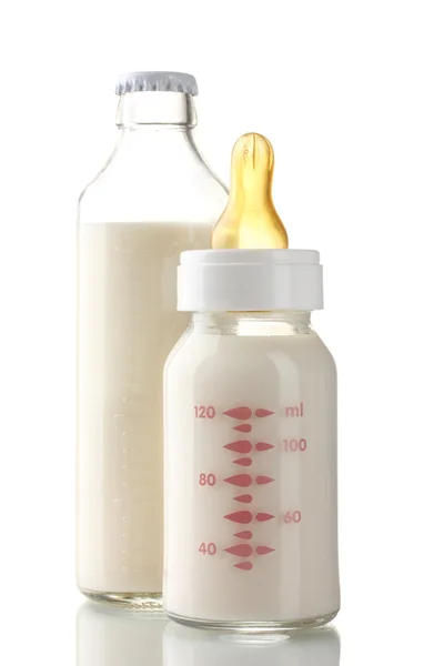 Μπουκάλια γάλα που απομονώνονται σε λευκό — Φωτογραφία Αρχείου