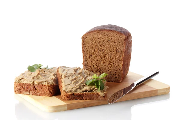 白で隔離される木製のボード上のパンの新鮮なパテ — ストック写真