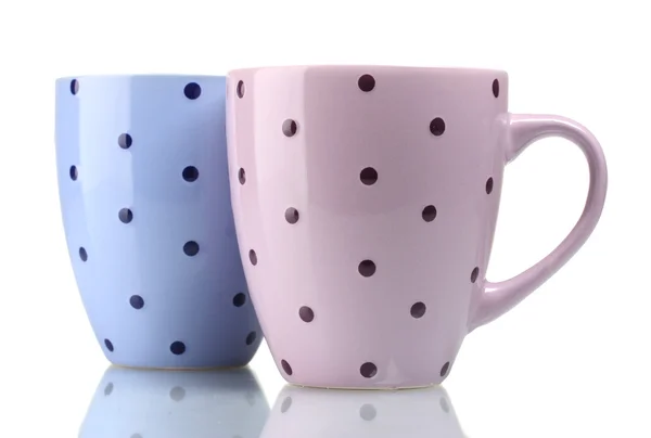 Due tazze di colore isolate su bianco — Foto Stock