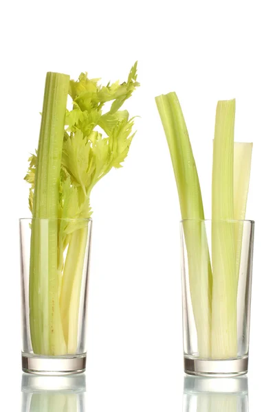 Färsk grön selleri i ett glas isolerade på vit — Stockfoto