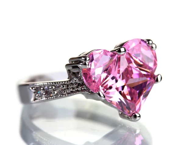 Hermoso anillo con gema rosa aislado en blanco — Foto de Stock