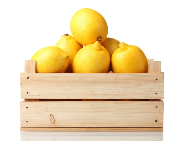 A fából készült doboz elszigetelt fehér érett citrom — Stock Fotó